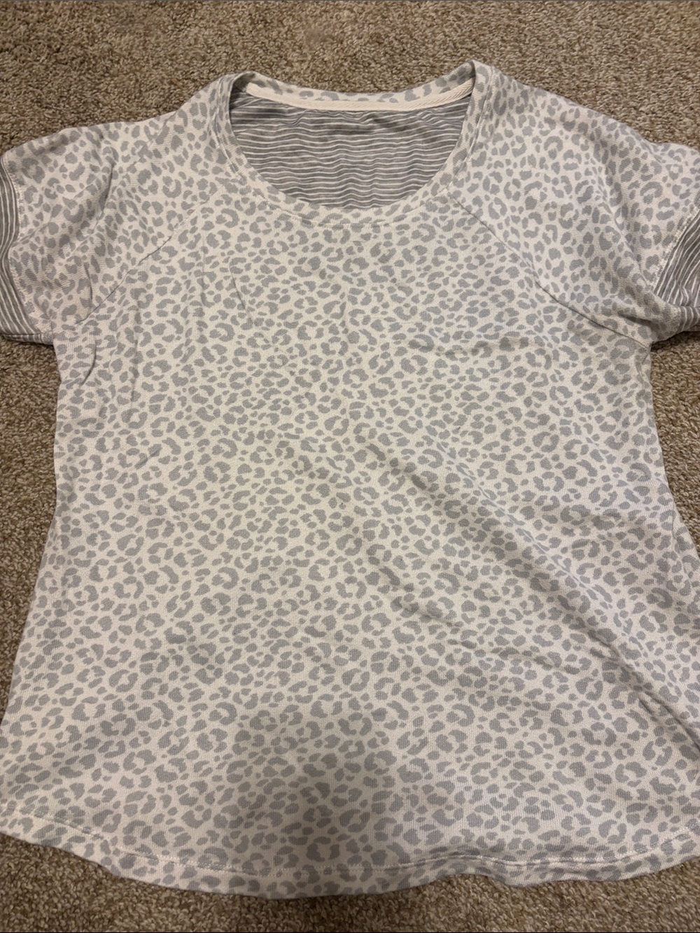 Women's Short-Sleeve Leopard Print Tee in Light Gray and White